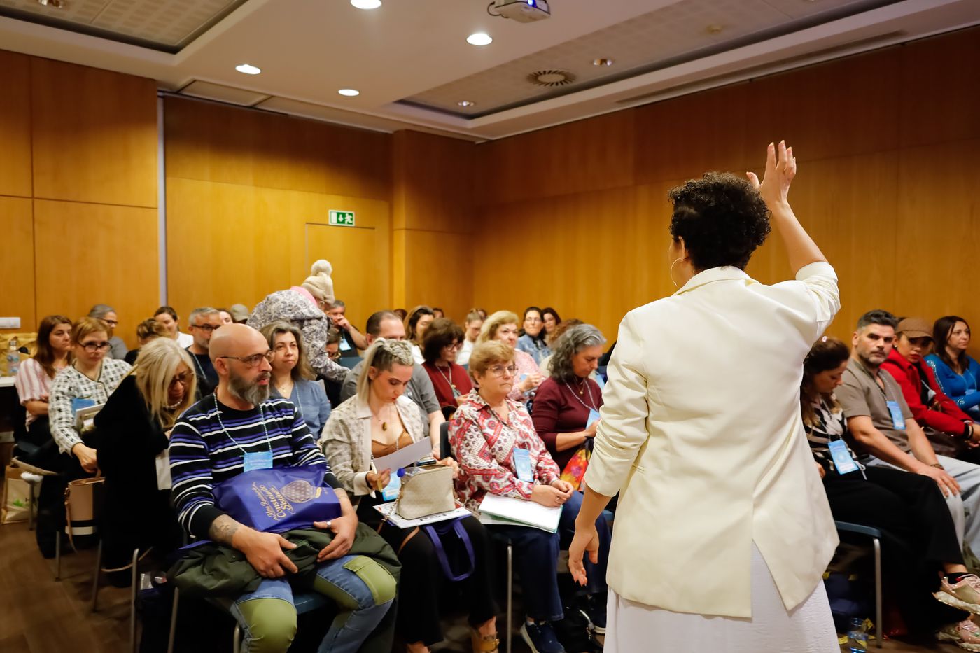 Nayane Lopes conduzindo a Formação Mesa Radiônica de Constelação